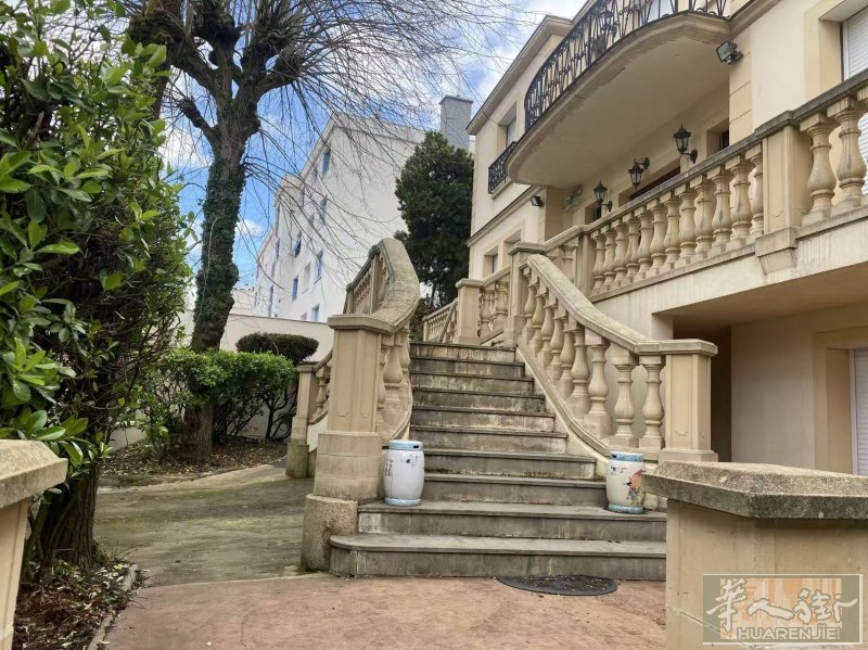尊贵地段，名校为邻——巴黎近郊圣莫代福塞 (Saint-Maur) 358平米新古典主义艺术豪宅