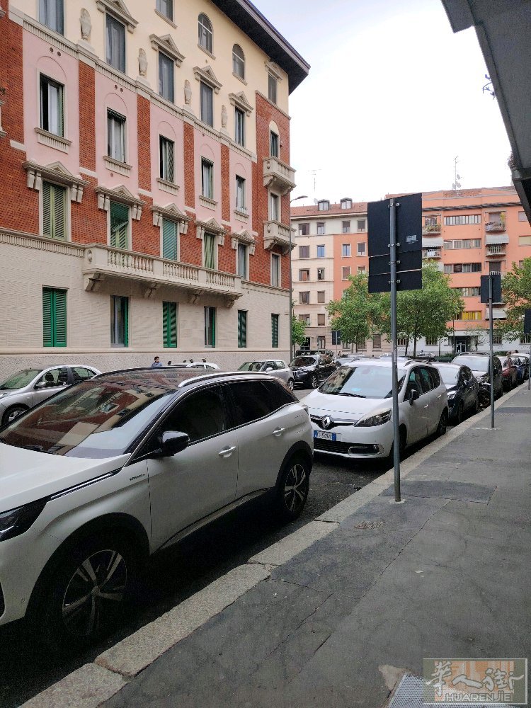 米兰市中心地铁口核心地段商铺出售，约75㎡，单一门面，总价€29.5万！位置优越