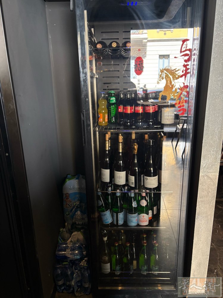出售一个酒水冰箱，每层可以设置不一样的温度 7度-13度，外表美观
