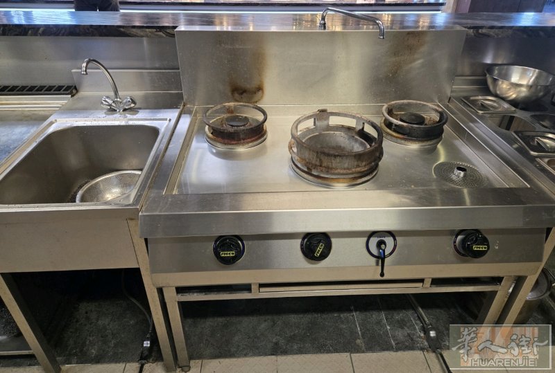 出一台使用一年9成新figco wok炉一个大火35kw两个小火7.5kw和水槽