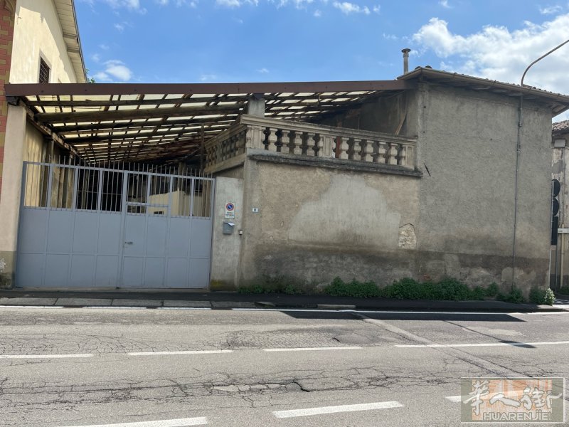 服装工厂房子便宜出售楼上住家七个房间楼下工厂地面七百多平方米证件设备齐全在ber