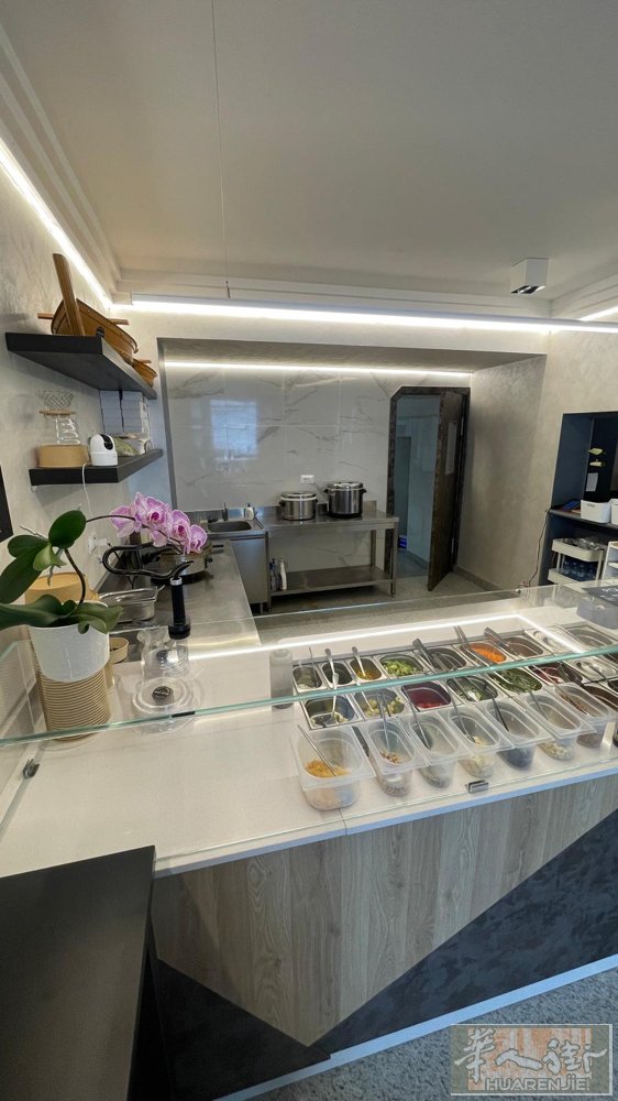 打包店股份转让  位于布雷西亚市中心，本店主要经营sushi和poke  。 地