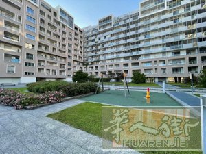 【高性价比房源，980欧每月】 户型：一室一厅一卫，带超大客厅+大露台/大阳台