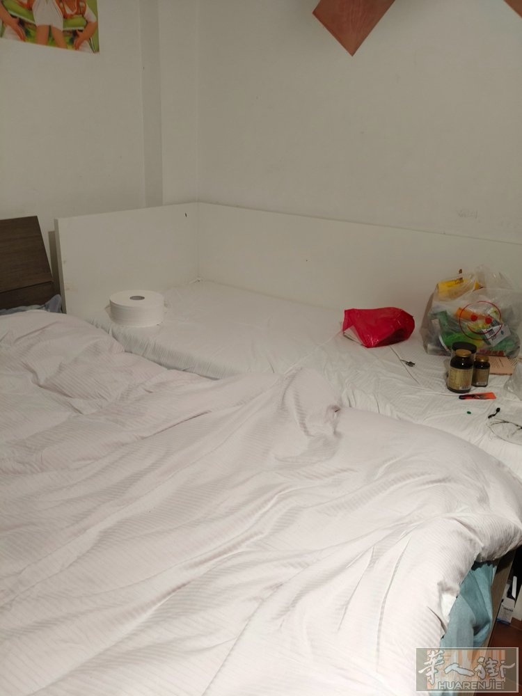 出售一张单人床一张双人床的床架床垫和一个大衣柜 在San Paolo需要的联系电