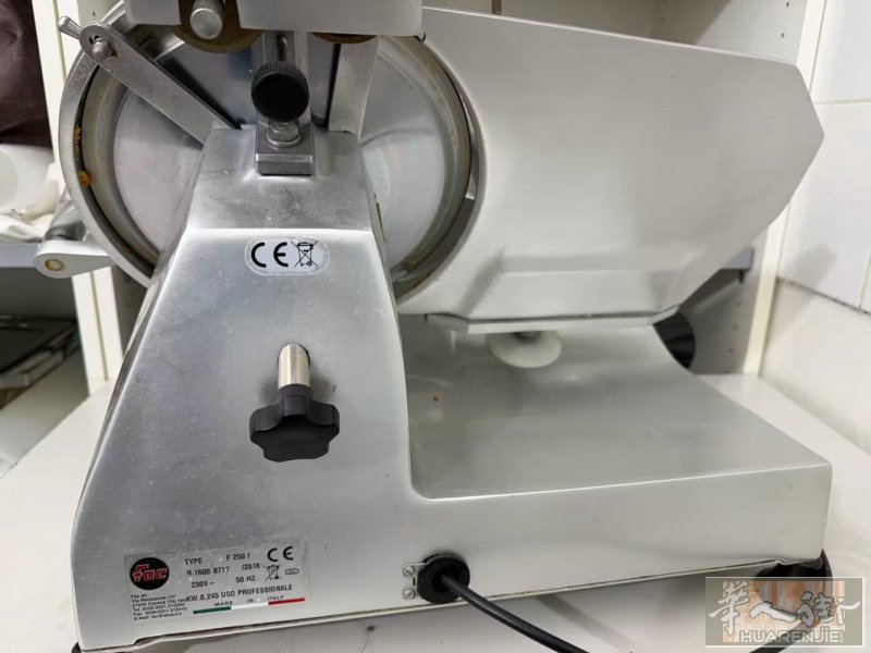 米兰出售二手餐饮设备 / 酒店厨房用品 现出售一批二手餐饮设备和厨房用品，适合餐