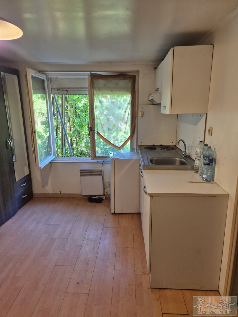 95 pontoise deux chambre a louer.un à 550 charge compris.deuxieme chambre à 650euros 18 mètre carré. telephonne 0761924087