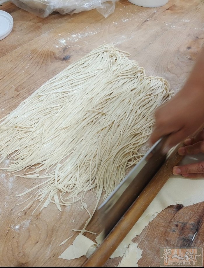 **【手工鲜面｜5区直送！小巴黎多区鲜面即达】**   我们拥有专业拉面师傅，凭