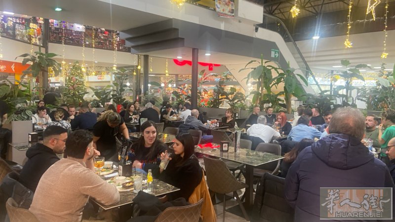 reggio emilia 公司里面酒吧 需要熟练酒吧工。 会做咖啡。 基本调酒