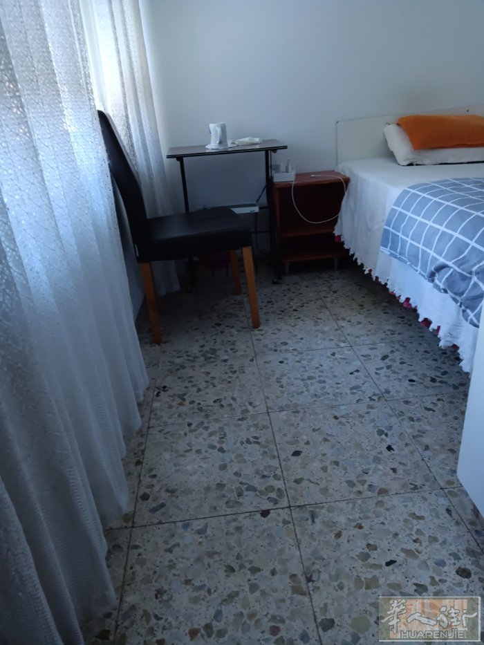 马德里三路Almendrales 地铁口有大床单人房出租。人少安静。阳光房。交通