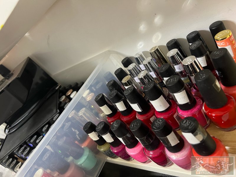 OPI💅指甲油，很多都全新，色板都涂好了，有150瓶左右，打包300💶送台吹