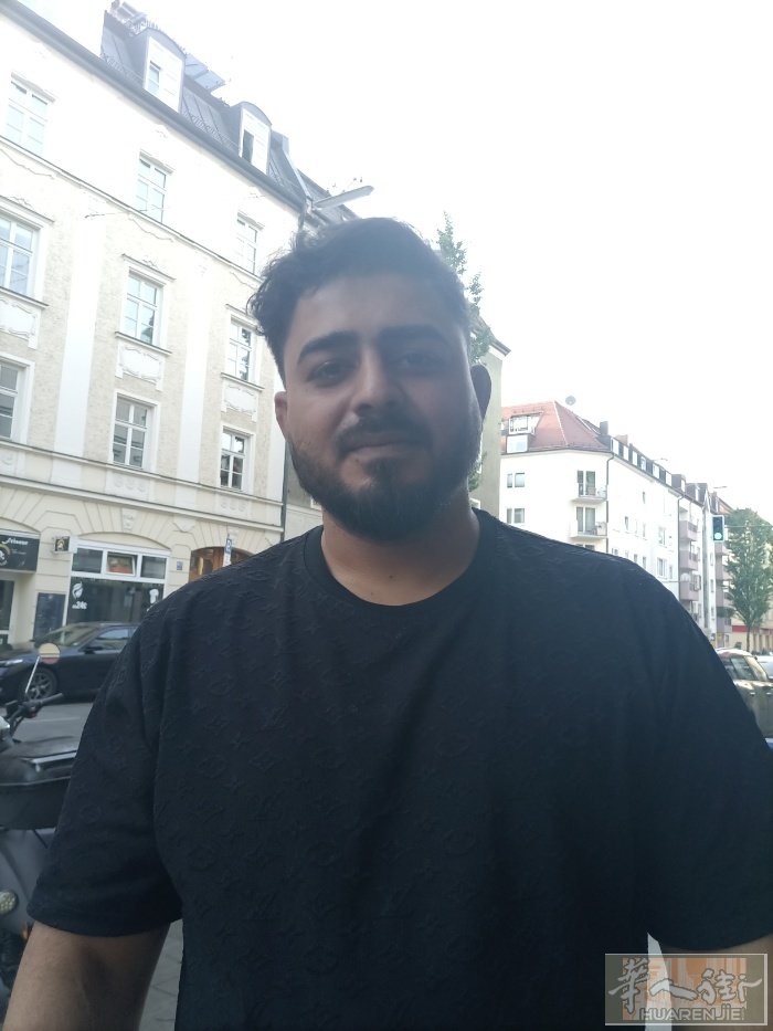 求职申请 ​您好，我叫 Omid，今年29岁。我目前住在慕尼黑，正在寻找一份中餐