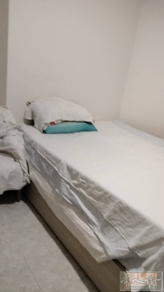 米兰华人街有房间临时搭铺，环境卫生干净整洁非常不错方便，交通方便吃饭逛街都很好。