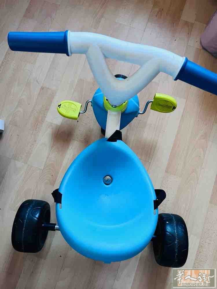 小孩子童车。九成新。10€. 巴黎13区自取。  联系请先发短信，谢谢！