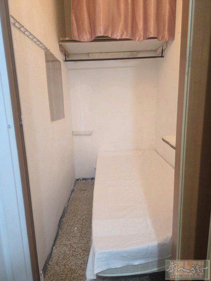米兰紫线ca’granda 走路三分钟有个小房间搭铺200，没窗户，有网络，集体