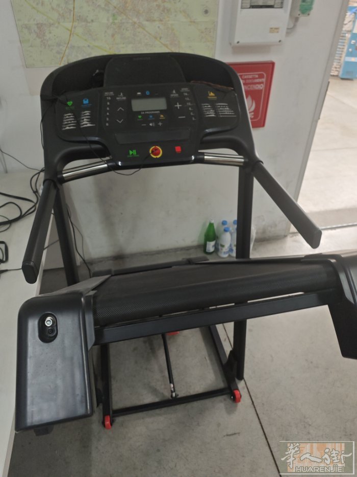 闲置domyos t540c 跑步机，原价500欧，prato地区可以送货上门