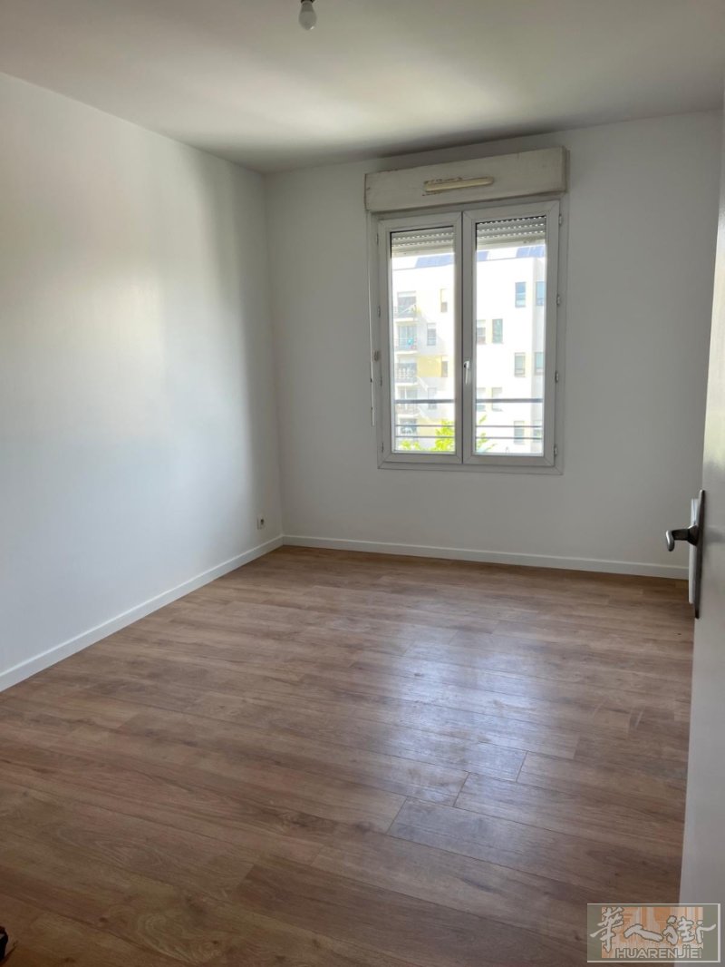 94 vitry sur Seine /Leroy merlin 旁边近T9 好房出租。 旁边楼下T9轻轨，交通方便，附近大超市 法国超市 中国陈式都有。房屋 4pieces 一共76平方米，加28平阳台，地下两个车位， 正在全面翻新， 15/04 号可以开始出租， 房租 1690 + 100 charge = 1790 。 有感兴趣的直接联系房东邮件 stefea@hotmail.com房东人好，说法文.