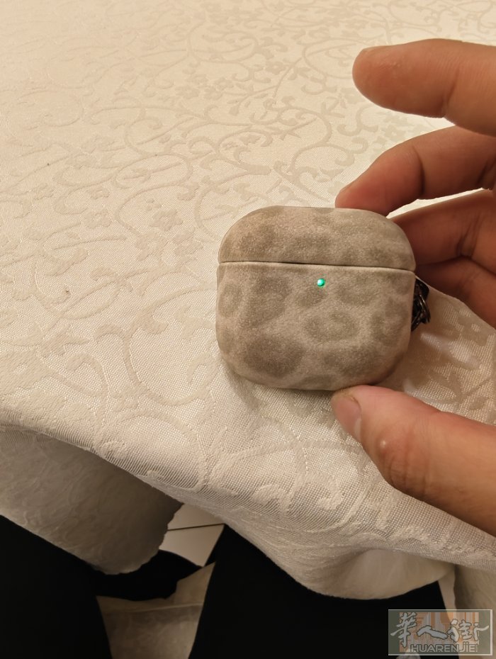 佛罗伦萨 普拉拖自提 airpods4普通版，买了俩月 用到不多，不用苹果手机了