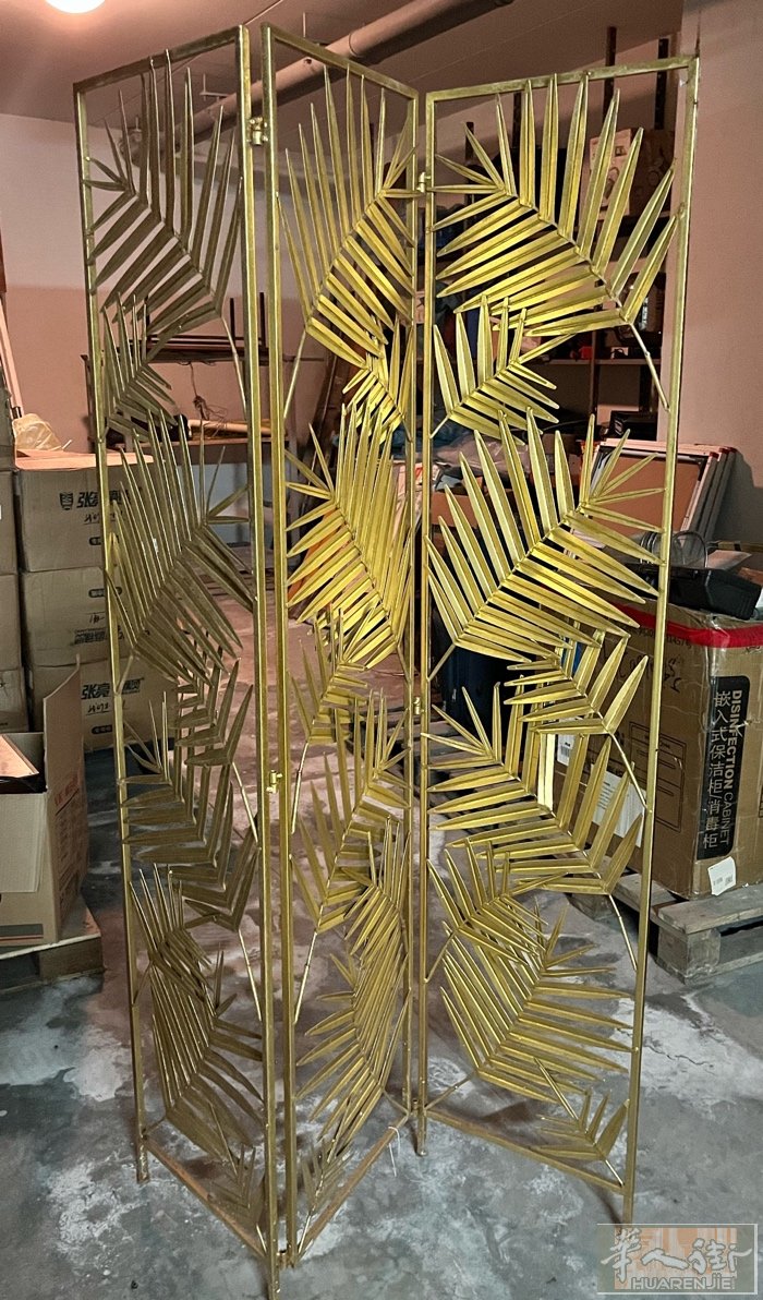 约 180 × 121.5 cm（金色三折屏风）