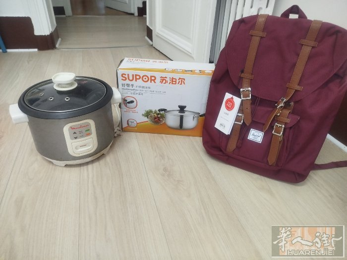 全新书包50欧，全新的锅30欧，二手电饭锅18欧，可以分开卖，意者请发信息于我: