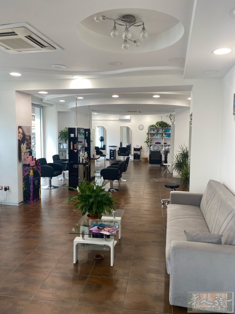 小城市新开的独家理发店转让！门面位置好、发展空间大！因本人不会理发 所以想急需处