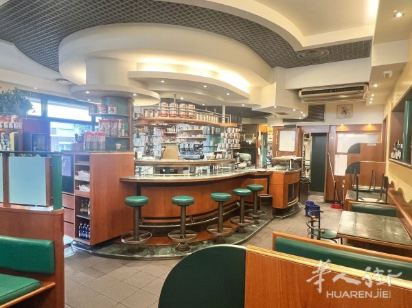 Padova近火车站，餐馆带酒吧
