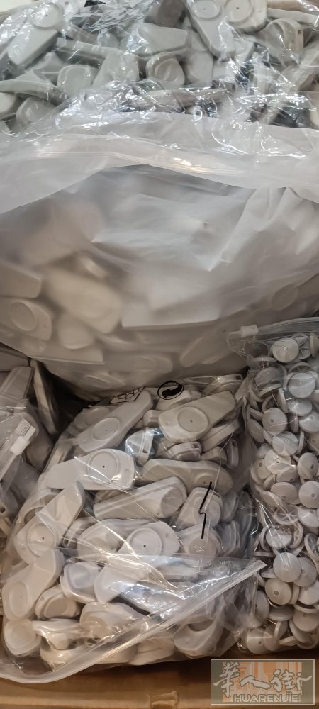 现有服装店所需的防盗门及防盗扣，三套高低桌子，射