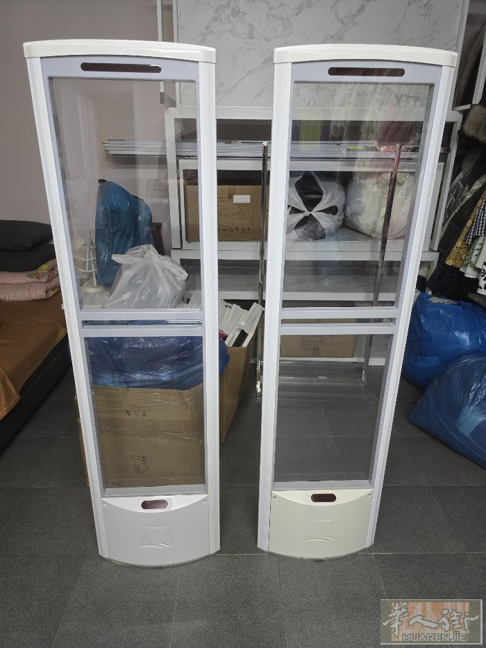 现有服装店所需的防盗门及防盗扣，三套高低桌子，射