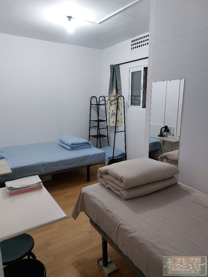 巴塞罗那阳光旅馆位于市中心，离地铁口4分钟，交通四通八达。