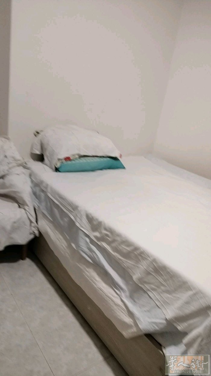 米兰华人街有房间临时搭铺，一个大房间可以两个人住，环境卫生干净，吃饭便利交通方便