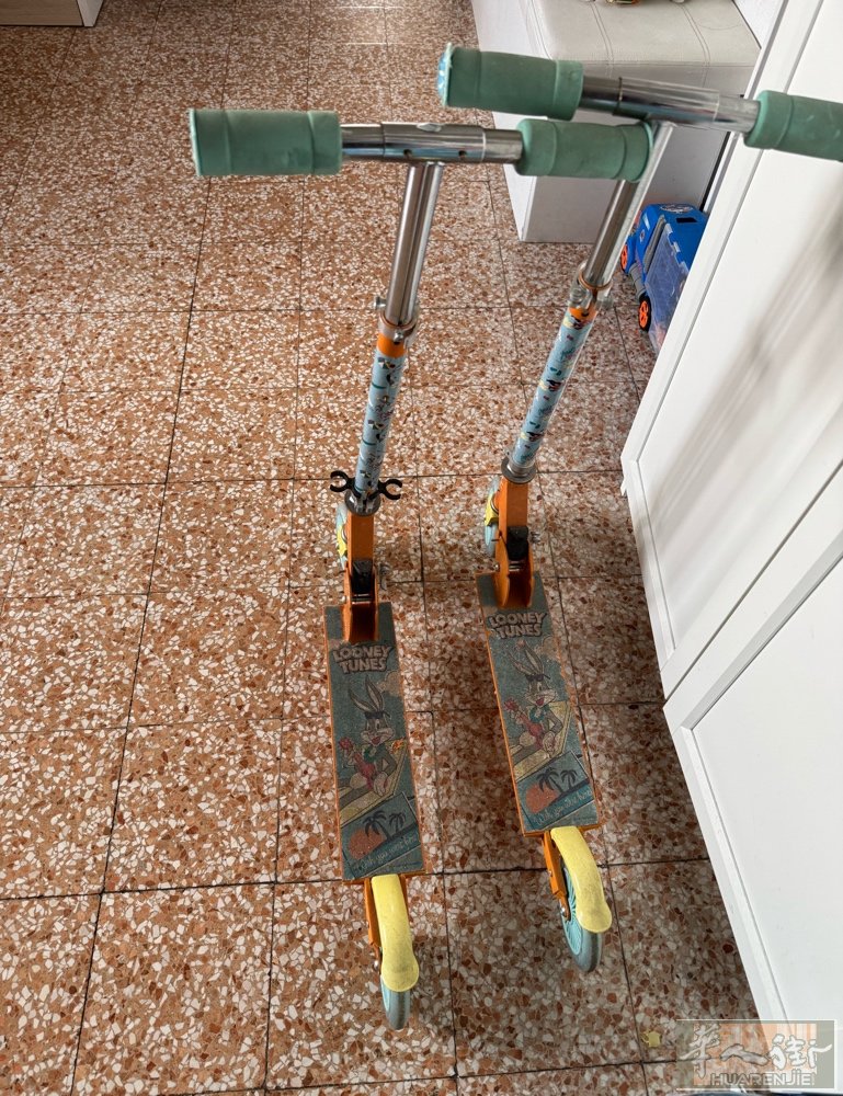 出闲置滑板车，黄线comasina自提.6欧一辆