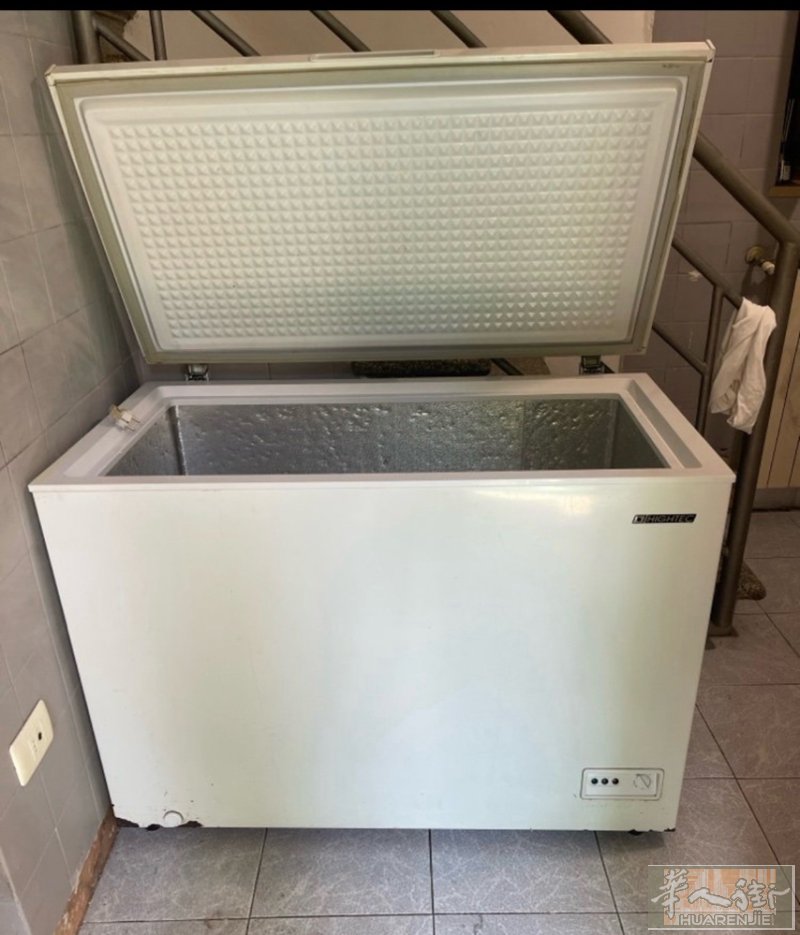 alessandria出售8成新小冷藏冰柜容纳210 升，尺寸宽度90cm，厚度