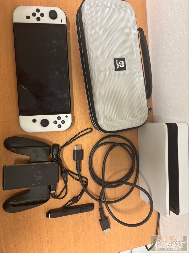 出switch oled ，刚买一年半玩不到半年，几乎全新 配件齐全 几乎全新，