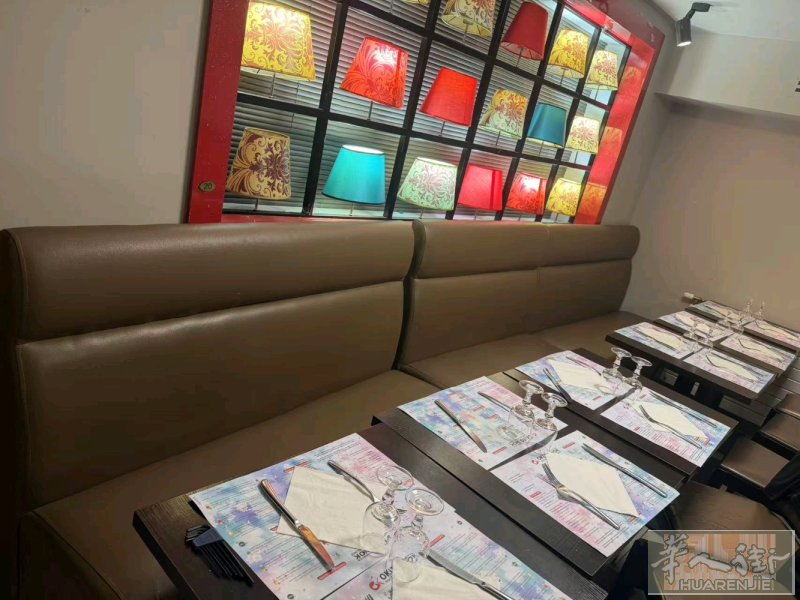 饭店装修转让椅子应该有 100多一点， 桌子 50个多。 沙发 6张吧。