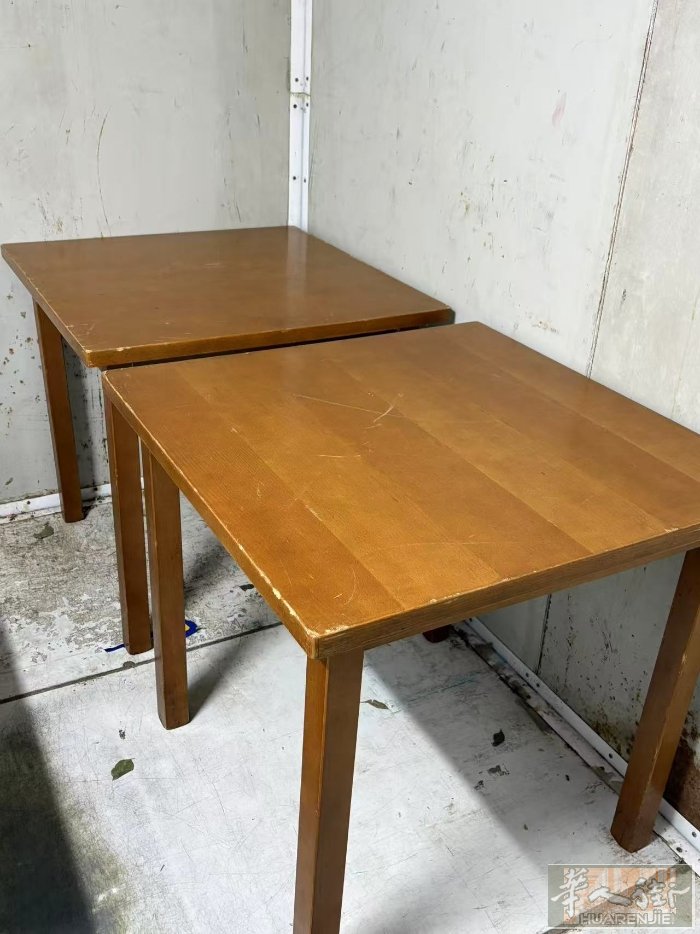 木桌80cm×80cm 10欧一张