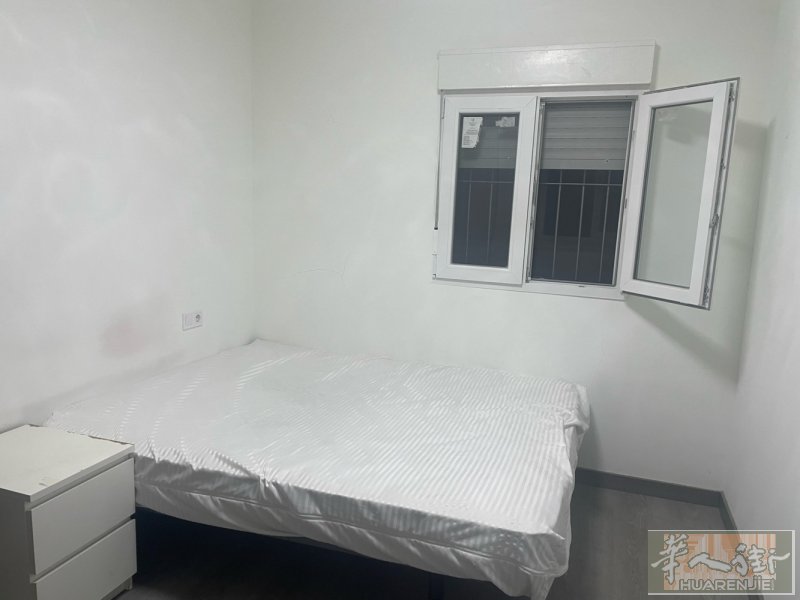 马德里usera大街大房间出租离地铁口近