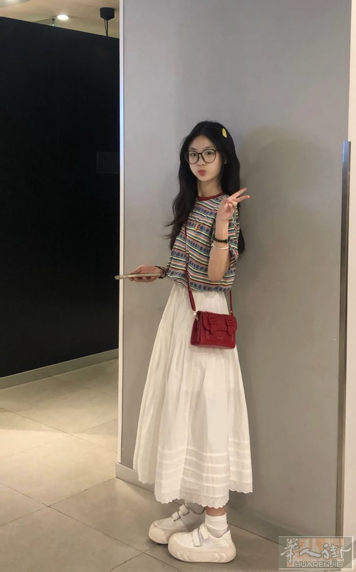 米兰星级酒店招漂亮身材小美妞，日入一千以上，可兼职可长期，要求18至28.看人定