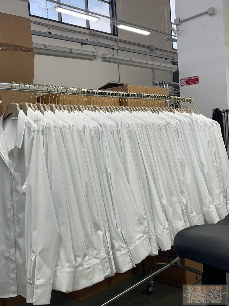 Prato普拉托专业烫帮工团队 服装公司需要帮忙赶货烫的，随时可联系我们，每个成