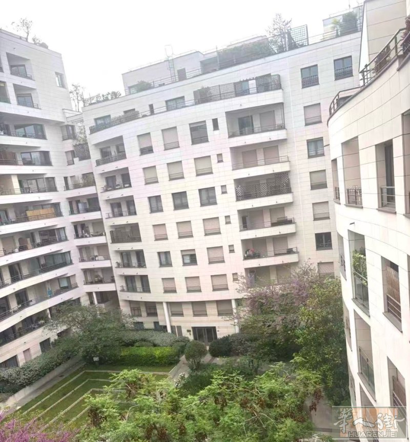 92 富人区 levallois prret 3号地铁。 地方非常安全房子里面刚