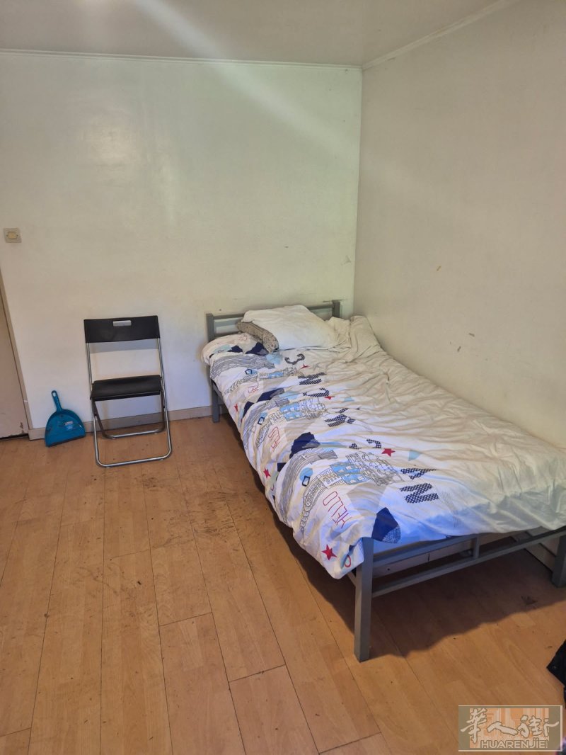 95 une chambre a louer vers 20 metre  carré.10 Station cergy . pontoise lower 650.charge compris.envoyer un message je vais répondre rapidement