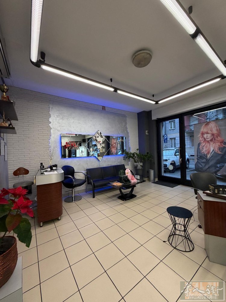 在SARONNO出售離車站很近一家开了多年的理发店。 每月租金1200 老板要退