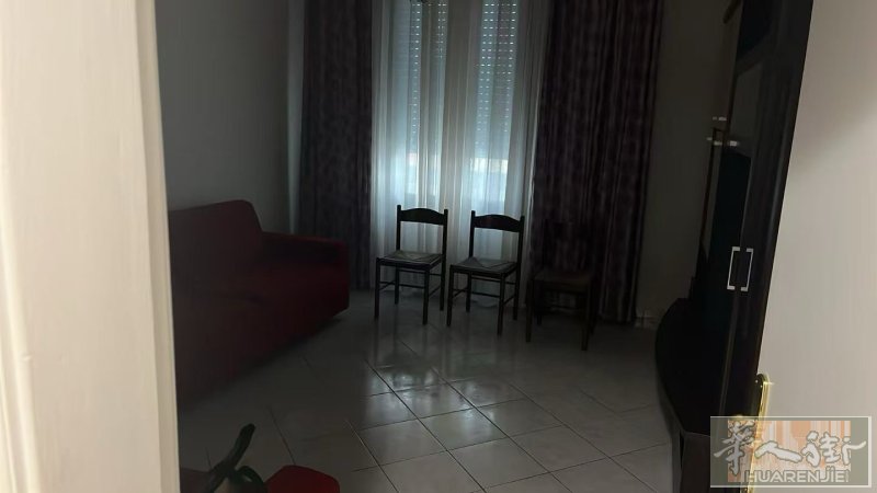 【出租】中国街小火车站药房附近住家在4楼 没电梯：两个房间一个厅 （独立厅可做房