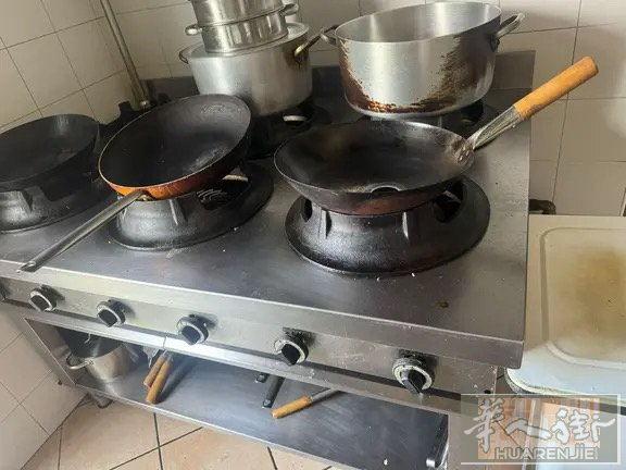 餐馆设备齐全急出售，因为本人身体原因回国有意者电话3202627723