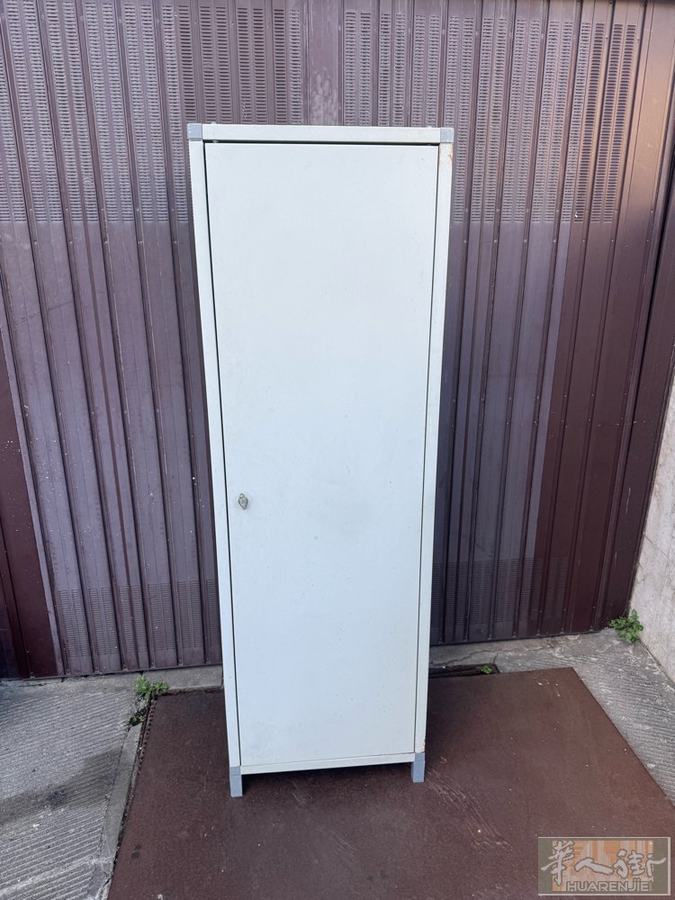 📦米兰本地出金属制高柜， 结实耐造，无松动， 三层可调隔板，收纳空间足 带锁设