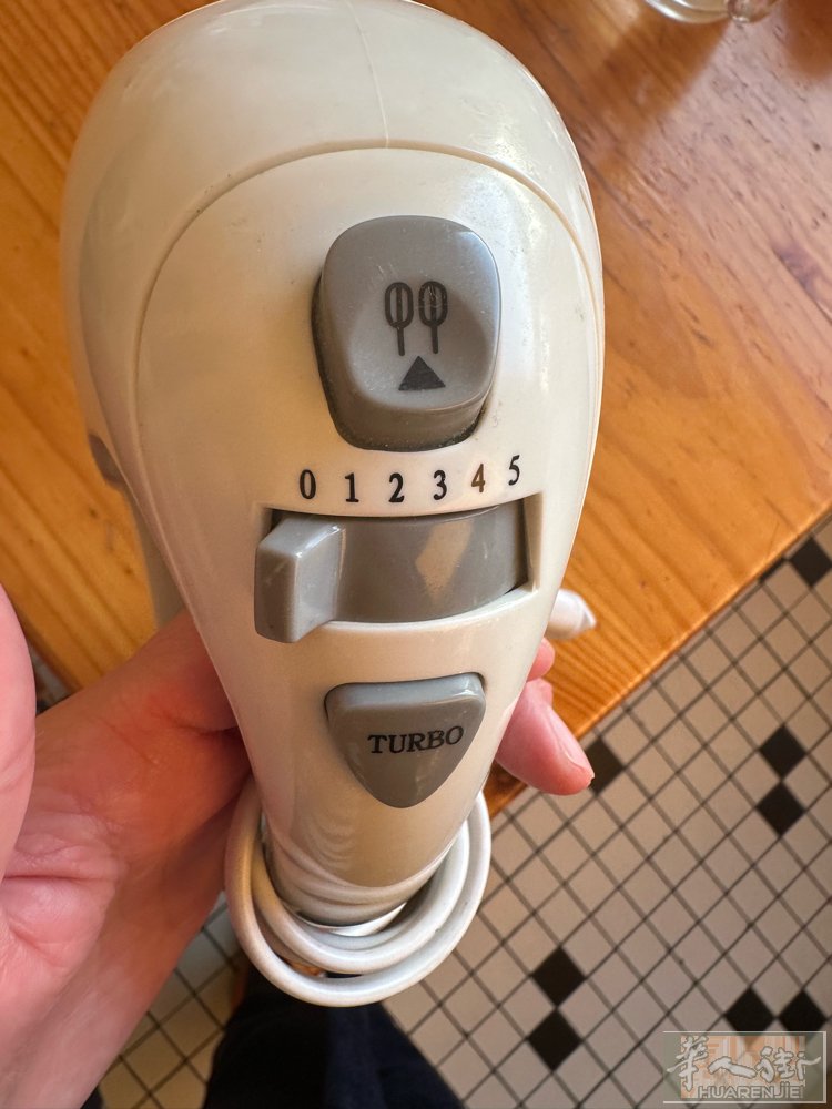 出售打蛋器，5欧，自取 联系电话：076052517
