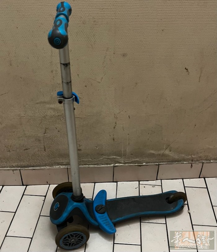 一个儿童trottinette 3-7可用，高度可调节18e，一个小蜜蜂moto