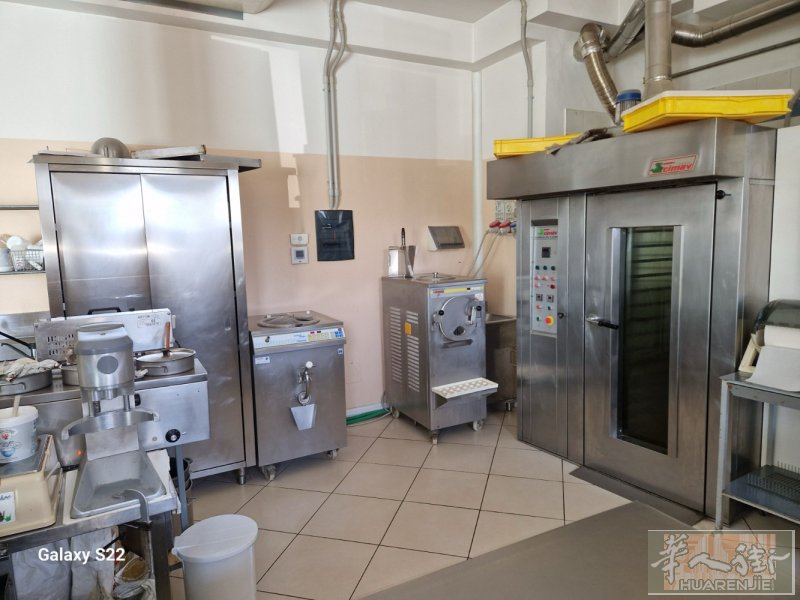 VENDESI ATTIVITÀ DI PASTICCERIA PLURIDEC