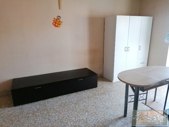 A线lucio sestio地铁口步行3/5分钟有大房间搭铺有阳台 要求爱干净安