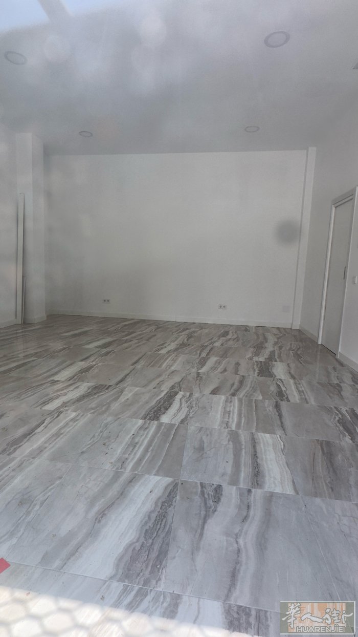 🏠位于Usera临街商铺一间，已做轻装修方方正正、整洁干净，以前曾经做过糖果店