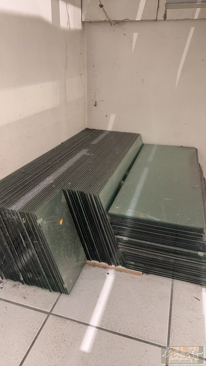 店用玻璃有1米和1.2米的，大概300块，自提，在Alessandria 20块