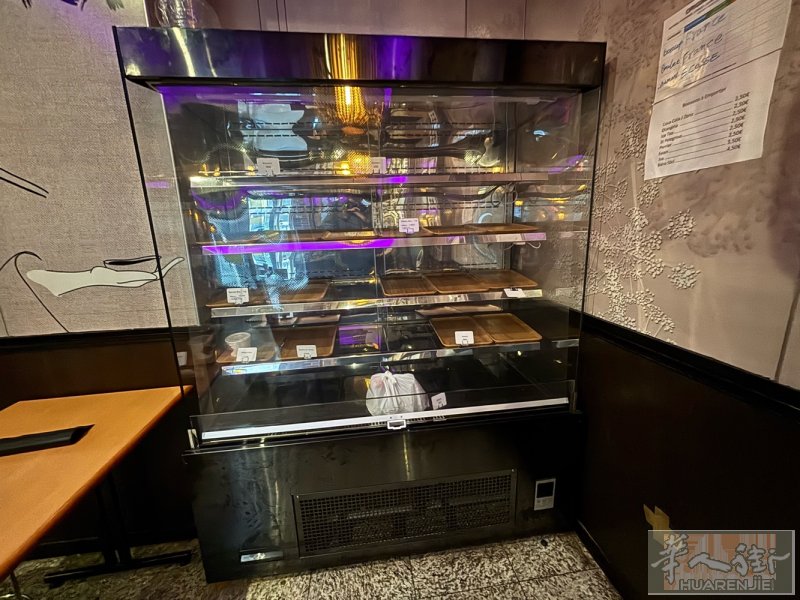2 台 冷藏展示柜出售  小的 长度1 m 高2 米。大的长度1.7米高度2 米